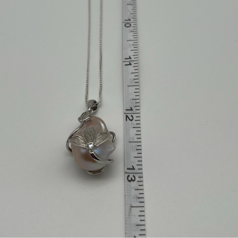 Elegant Silver and Baroque Freshwater Pearl Pendant Necklace - Picture 5 of 6